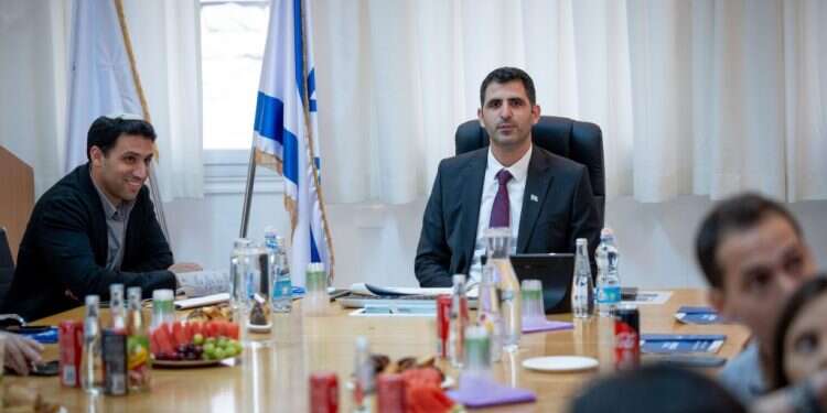 קרעי בהצגת הרפורמה בשוק התקשורת, השבוע. צילום: יונתן זינדל, פלאש 90 התקשורת המרכזית מלטפת את הסרבנות ומנפחת את גודל המחאה