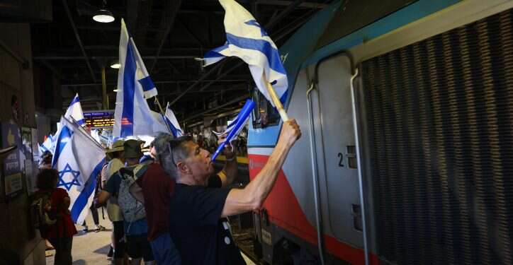 ההפגנות נגד הרפורמה: 37 עצורים מהבוקר, רכבות דילגו על תחנות עם מפגינים