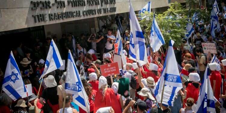 המחאה מחוץ לבית הדין הרבני בתל־אביב, ביום שלישי. צילום: מרים אלסטר, פלאש 90