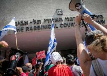 מפגינים מחוץ לבניין בית הדין הרבני בתל אביב. צילום: מרים אלסטר, פלאש 90 התעמתו עם המאבטחים: מפגינים צרו במשך שעה על הרבנות בת"א