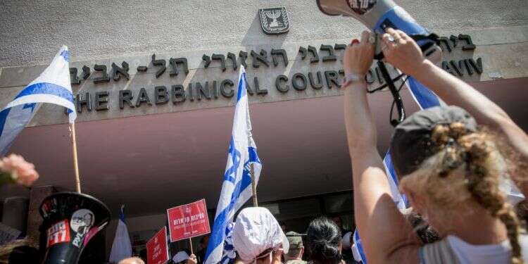 מפגינים מחוץ לבניין בית הדין הרבני בתל אביב. צילום: מרים אלסטר, פלאש 90 התעמתו עם המאבטחים: מפגינים צרו במשך שעה על הרבנות בת"א