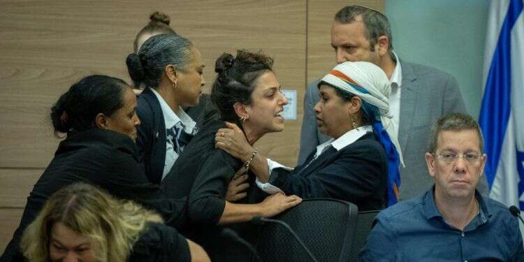 יועצת פרלמנטרית מתפרצת במהלך ההצבעות בוועדת החוקה, אמש. צילום: יונתן זינדל, פלאש 90 יועצי מפלגת העבודה שהתפרצו נגד רוטמן – יורחקו מהכנסת לשבועיים בלבד