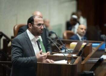 רוטמן מציג את הצעת החוק לצמצום עילת הסבירות. צילום: יונתן זינדל, פלאש 90 הדיון בצמצום עילת הסבירות נמשך: "הסיבה לאמוציות – יאיר לפיד הפסיד בבחירות" | שידור ישיר