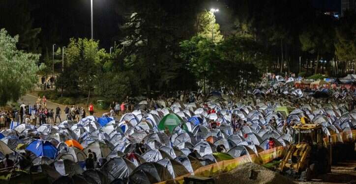 עיר האוהלים בגן סאקר קיץ 2023. צילום: יונתן זינדל, פלאש 90 בין האוהלים בגן סאקר, הזכרונות מכפר מימון לא מרפים