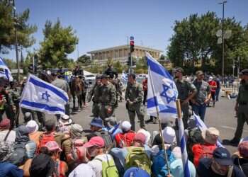 מפגינים ניסו לחסום את הכניסה לכנסת – ללא הצלחה