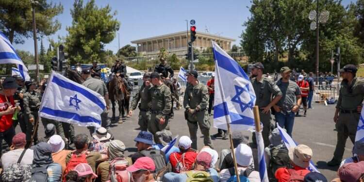 מפגינים נגד הרפורמה מנסים לחסום את הכניסה לכנסת. צילום: חיים גולדברג, פלאש 90 מפגינים ניסו לחסום את הכניסה לכנסת – ללא הצלחה