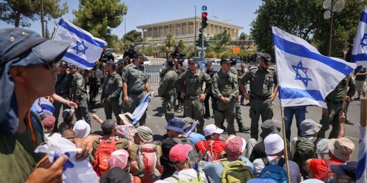 הפגנה ליד הכנסת, השבוע. צילום: חיים גולדברג, פלאש 90 המחיר הכבד של העברת חלק זניח ברפורמה