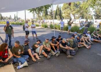 מכת"זיות ועצורים מול הכנסת. בימין לוחצים על הח"כים שסומנו כמתנדנדים