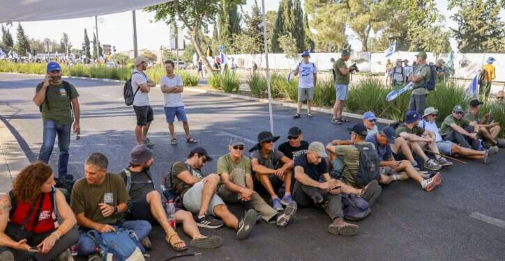 מתפרעים חוסמים כביש מול הכנסת, הבוקר. צילום: חיים גולדברג, פלאש 90 מכת"זיות ועצורים מול הכנסת. בימין לוחצים על הח"כים שסומנו כמתנדנדים