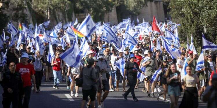 מתפרעים חוסמים את כביש בגין בירושלים, לאחר אישור צמצום עילת הסבירות. צילום: נועם רבקין פנטון, פלאש 90 אחרי ההצבעה – מתפרעים חסמו את כביש בגין בירושלים
