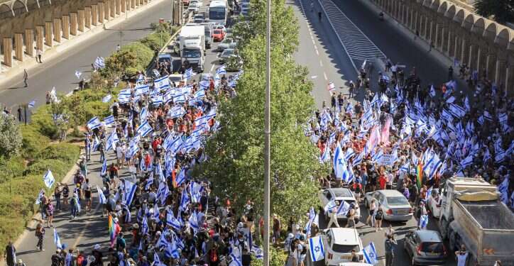 מתפרעים חוסמים את כביש בגין בירושלים, לאחר אישור צמצום עילת הסבירות. צילום: נועם רבקין פנטון, פלאש 90 אחרי ההצבעה – מתפרעים חסמו את כביש בגין בירושלים