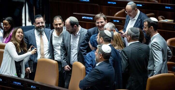 חברי הקואליציה חוגגים את העברת עילת הסבירות בכנסת. צילום: יונתן זינדל, פלאש 90 המחיר הכבד של העברת חלק זניח ברפורמה