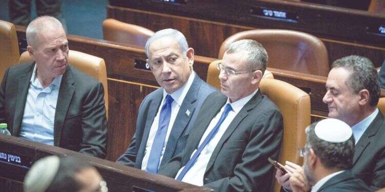 נתניהו עם לוין וגלנט בהצבעה על צמצום עילת הסבירות. צילום: יונתן זינדל, פלאש 90