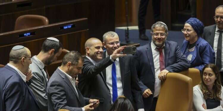 הניתוח הצליח והמנתח נפל באפיסת כוחות. השרים לוין ובן־גביר לאחר אישור חוק הסבירות/ צילום: נועם מרקוביץ', דוברות הכנסת האתגר הגדול של המחאה: תרחישי יום הדין שהיא עצמה הציבה