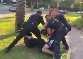 "עדות לאכיפה בררנית כלפי מוחי הימין": קטין נעצר באלימות כשהפגין מול מתנגדי הרפורמה