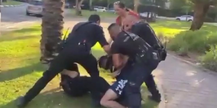 שוטרים עוצרים באלימות קטין. צילום מסך מתוך סרטון באדיבות עו "עדות לאכיפה בררנית כלפי מוחי הימין": קטין נעצר באלימות כשהפגין מול מתנגדי הרפורמה