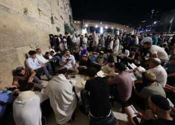 שידור ישיר מהכותל המערבי: קריאת מגילת איכה וקינות