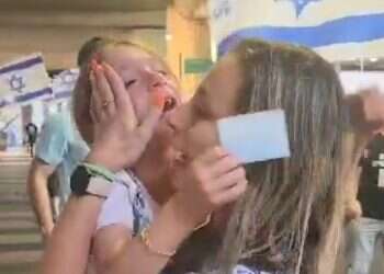 "התחיל לחנוק אותי": סטלה ויינשטיין על הצרחות והאלימות הפיזית שספגה מהמפגינים בנתב"ג