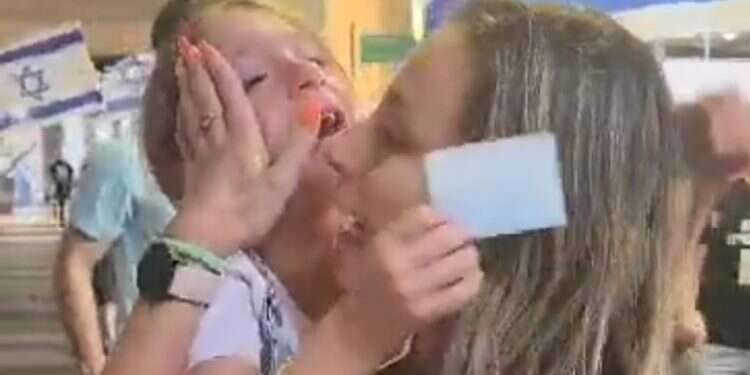 "התחיל לחנוק אותי": סטלה ויינשטיין על הצרחות והאלימות הפיזית שספגה מהמפגינים בנתב"ג