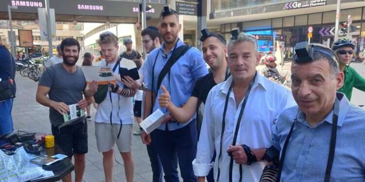 מניחים תפילין בדוכני חב אחרי הסרטון והצעקות: בחב"ד בת"א מזהים עלייה במספר מניחי התפילין בדוכנים