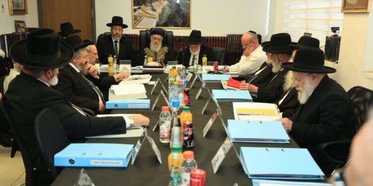 ישיבה של מועצת הרבנות הראשית. צילום: אלעד זגמן, ענבה - לע