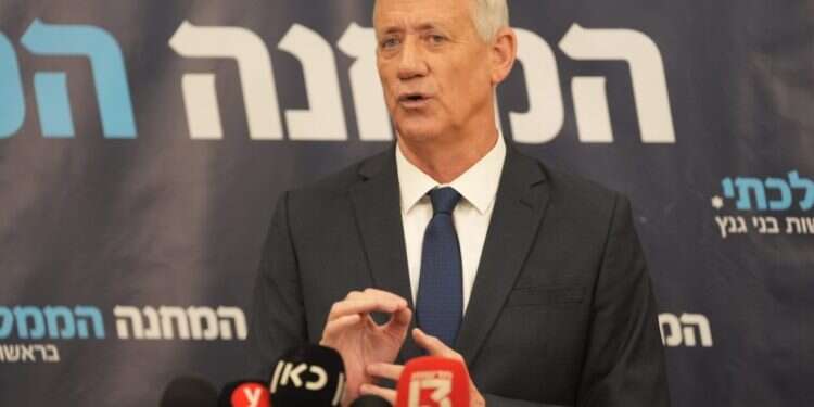 בני גנץ בהצהרה. צילום: אלעד מלכה גנץ לליכוד: "לחדש את ההידברות". הליכוד בתגובה: "לא מאמינים לו"