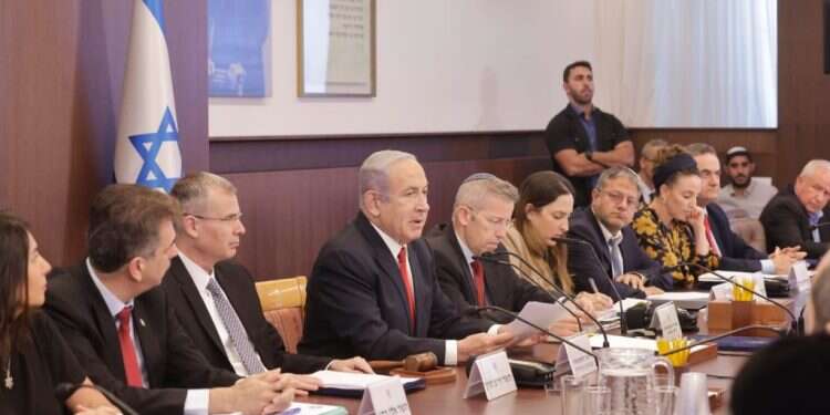 ישיבת הממשלה, היום. צילום: מארק ישראל סאלם רגב קראה לפיטורי היועמ"שית – נתניהו היסה אותה