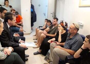 הנשיא בניחום אבלים במשפחתו של לוחם אגוז דוד יהודה ז "דוד היה כמוך, כבוד הנשיא": השר גלנט והנשיא הרצוג הגיעו לניחום אבלים בבית-אל