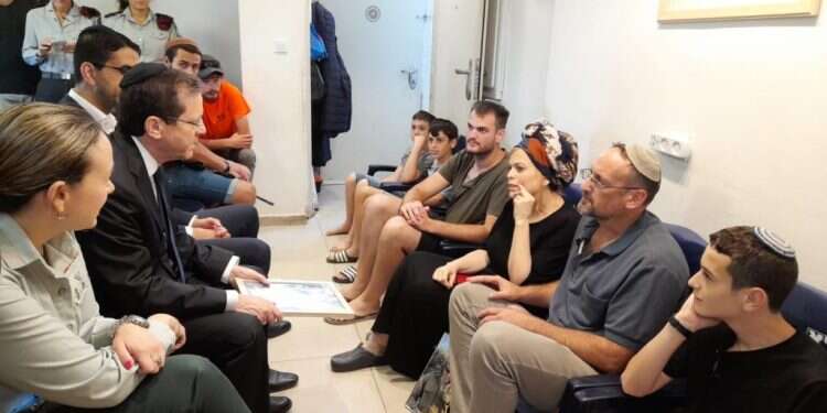 "דוד היה כמוך, כבוד הנשיא": השר גלנט והנשיא הרצוג הגיעו לניחום אבלים בבית-אל