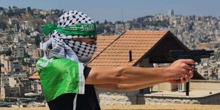 אחד החשודים בתמיכה בחמאס, מתוך חומר החקירה. צילום: דוברות המשטרה כתב אישום: ערבים מנצרת תמכו בחמאס וייצרו בקבוקי תבערה