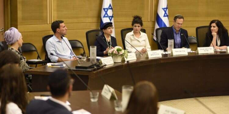 הורים סיפרו בכנסת: "לא מאפשרים לנו להקים בית ספר ממלכתי חרדי בבני ברק"