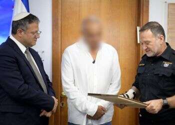 "ראינו כמה חשוב שיש אזרח חמוש": תעודת הוקרה למחסל המחבל בפיגוע בת"א