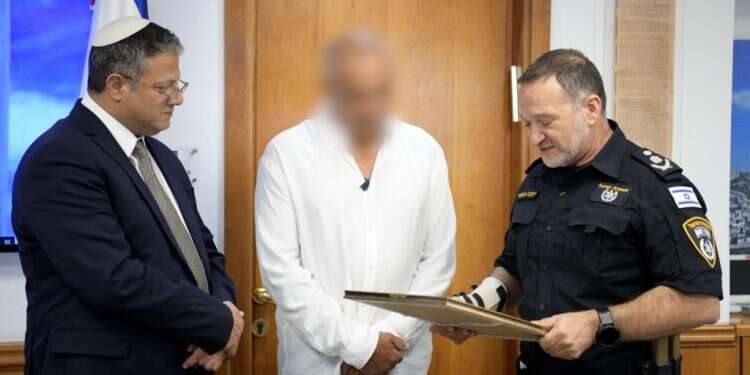 "ראינו כמה חשוב שיש אזרח חמוש": תעודת הוקרה למחסל המחבל בפיגוע בת"א