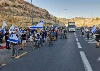 מפגינים בצומת תקוע לאחר פיגוע הירי, היום. צילום: קובי נתן/TPS "לא מוכנים להיות הפקר": מאות הפגינו בצומת תקוע – סמוך למקום הפיגוע