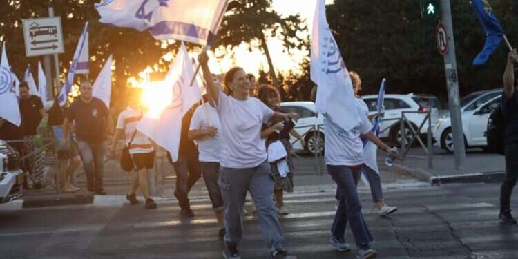 תנועת הנוער בית במקביל להפגנות השמאל: תנועת הנוער "בית"ר" צעדה בירושלים