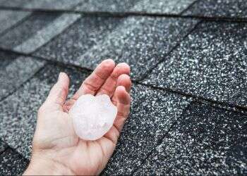 צילוםן: שאטרסטוק צפו: באמצע הקיץ החם ביותר – ברד בגודל כדור טניס ירד באיטליה