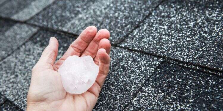 צילוםן: שאטרסטוק צפו: באמצע הקיץ החם ביותר – ברד בגודל כדור טניס ירד באיטליה