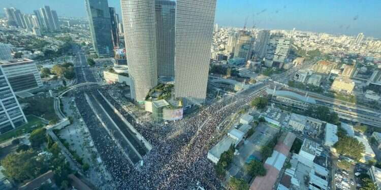 "נמשיך בחקיקה": המונים גדשו את אזור קפלן בת"א בהפגנת התמיכה ברפורמה