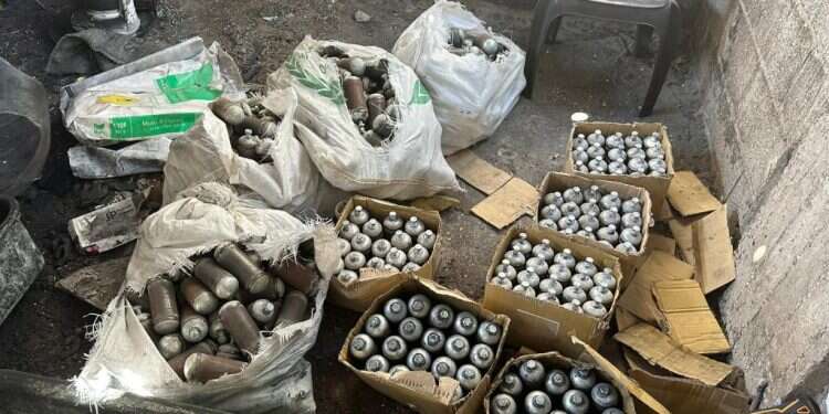 חלק מהמטענים שנתפסו בג'נין, במהלך מבצע  מבצע "בית וגן": הכוחות השתלטו על המסגד, שבו נמצאו בורות אמל"ח