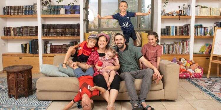 משפחת יצחקי, כפר אלדד. צילום: שריה דיאמנט