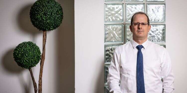 רז נזרי. צילום: אריק סולטן "כל צד מסתכל על בסיס המצביעים שלו וחושש מביקורת על 'כניעה'"