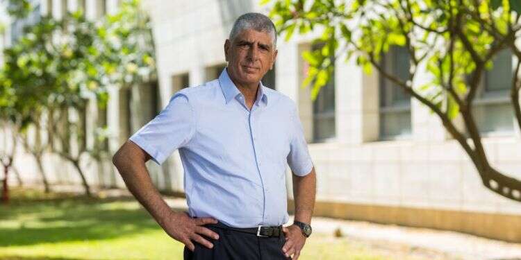 "אני מביט אל מפקדיי לשעבר ולא מאמין. הלכנו אחריכם בעיניים עצומות, והיום אתם נותנים לגיטימציה לסרבנות?"