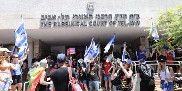 בוז ויהירות שמעידים על בורות. הפגנה מול בית הדין הרבני בתל־אביב, השבוע. צילום: קוקו להפוך את המשבר להזדמנות לעיצוב מחדש של פני המדינה