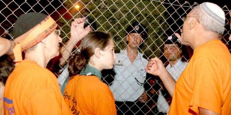 כוחות הביטחון מכתרים את כפר־מימון, 2005. צילום: פלאש 90