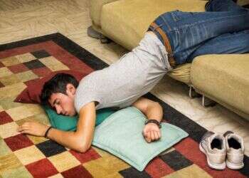 אמת או מיתוס? האם צפייה במסכים במיטה פוגעת בשינה