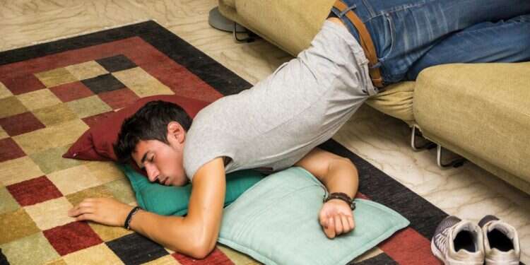 אמת או מיתוס? האם צפייה במסכים במיטה פוגעת בשינה