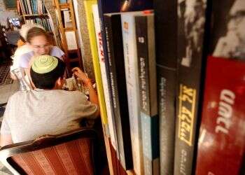 בבית קפה קטן, בחור ישיבה, אדריכל ובעלת המקום עוד מעט מסיימים קידושין