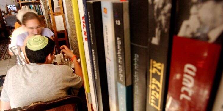 בית קפה. צילום: פלאש 90 בבית קפה קטן, בחור ישיבה, אדריכל ובעלת המקום עוד מעט מסיימים קידושין