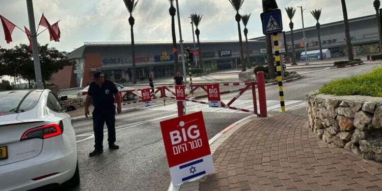 הכניסה החסומה למתחם הקניון. צילום: באדיבות ביג הקניונים כפו סגירה: מסרבים לפצות את בעלי החנויות