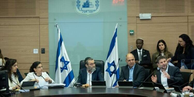 ועדת הכספים. צילום: יונתן זינדל פלאש 90 למרות הלחצים: הכנסת צמצמה את האפשרות להצטרף לביטוח מנהלים